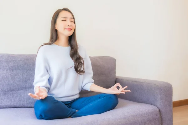 Porträt Schöne Junge Asiatische Frau Meditation Auf Sofa Wohnzimmer Interieur — Stockfoto
