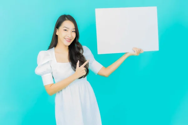 Retrato Hermosa Joven Asiática Mujer Con Vacío Blanco Cartel Color — Foto de Stock