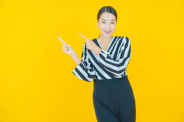 Portret Mooie Jonge Aziatische Vrouw Glimlach Met Actie Kleur Achtergrond — Stockfoto