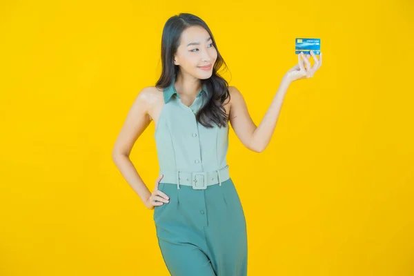 Retrato Hermosa Joven Asiática Mujer Sonrisa Con Tarjeta Crédito Color —  Fotos de Stock