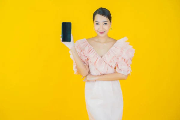 Retrato Bonito Jovem Asiático Mulher Sorriso Com Computador Laptop Isolado — Fotografia de Stock