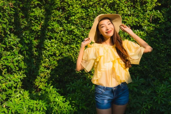 Retrato Jovem Asiático Mulher Feliz Sorriso Relaxar Redor Livre Natureza — Fotografia de Stock