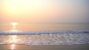 Güzel dalgalı denizin sakin görüntüleri.