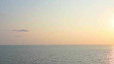 günbatımı güzel dalgalı denizde sakin görüntüleri