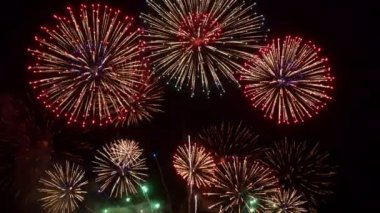 Gece gökyüzünde patlayan havai fişeklerin yakın çekim görüntüleri.