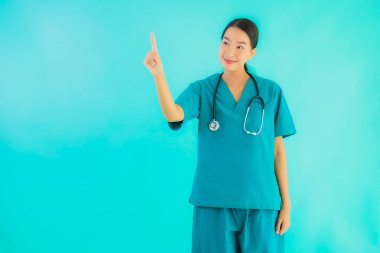 Güzel, genç Asyalı doktor kadının portresi. Hastane ve klinikte çalışmak için mutlu bir gülümseme.