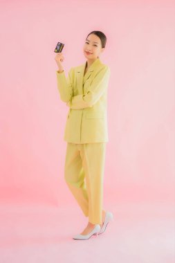 Renkli kredi kartıyla güzel Asyalı iş kadını portresi