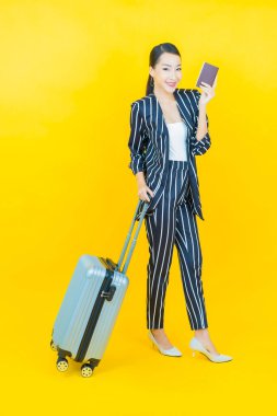Çantalı ve pasaportlu güzel Asyalı kadın seyahate hazır.
