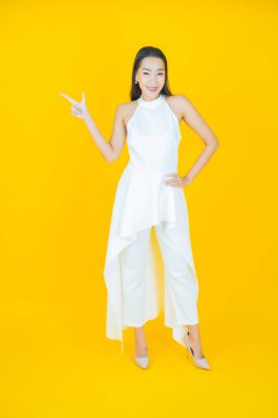 Portre güzel Asyalı kadın gülümsüyor. Renkli arka planda hareket var.