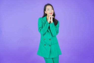 Portre güzel Asyalı kadın gülümsüyor. Renkli arka planda hareket var.