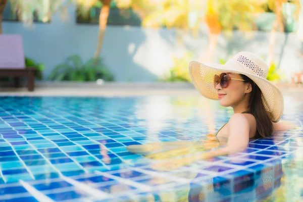 Retrato Bela Jovem Asiática Mulher Relaxar Torno Piscina Hotel Resort — Fotografia de Stock