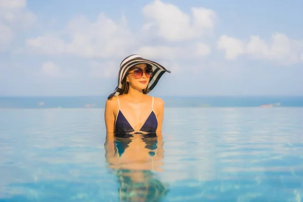 Retrato Hermosa Joven Mujer Asiática Relajarse Alrededor Piscina Complejo Hotelero — Foto de Stock