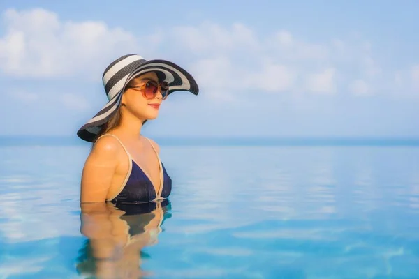 Retrato Hermosa Joven Mujer Asiática Relajarse Alrededor Piscina Complejo Hotelero — Foto de Stock