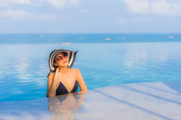 Portrait Beautiful Young Asian Woman Relax Swimming Pool Hotel Resort — Stock Photo, Image