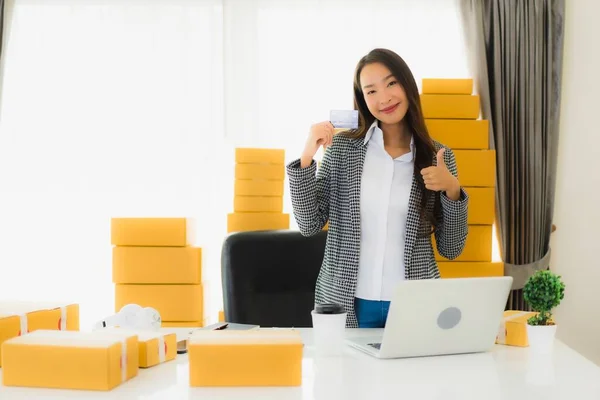 Portret Mooie Jonge Aziatische Vrouw Werk Vanuit Huis Met Creditcard — Stockfoto