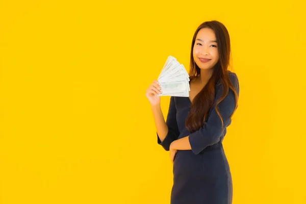 노란색 배경에 현금을 아름다운 아시아 여자의 — 스톡 사진