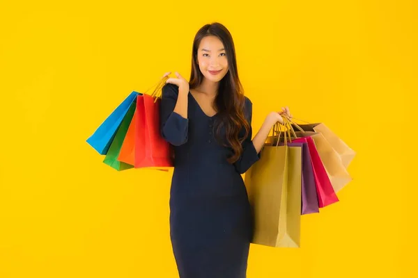 Portret Mooie Jonge Aziatische Vrouw Met Kleurrijke Boodschappentas Gele Geïsoleerde — Stockfoto