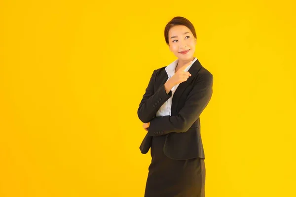 Красивый Портрет Молодой Бизнес Азиатка Счастливая Улыбка Многих Действиях Желтом — стоковое фото