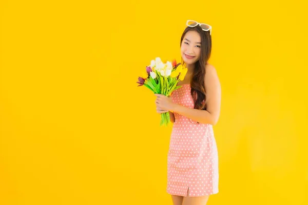 Retrato Bela Jovem Mulher Asiática Com Flor Colorida Amarelo Isolado — Fotografia de Stock