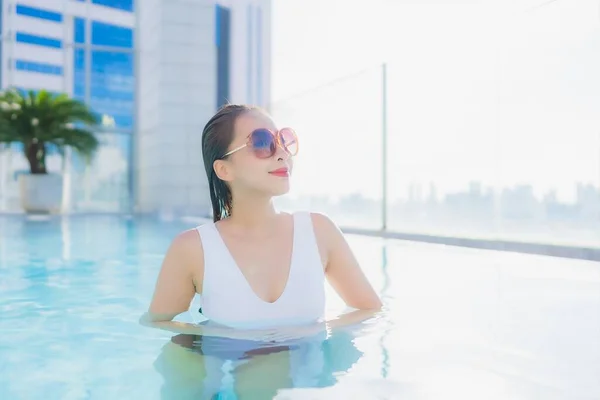 Retrato Hermosa Joven Mujer Asiática Relajarse Ocio Alrededor Piscina Viajes — Foto de Stock