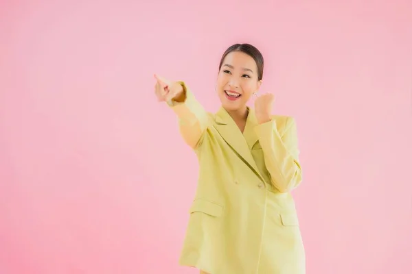 Retrato Hermosa Joven Asiática Mujer Negocios Sonrisa Acción Sobre Rosa — Foto de Stock