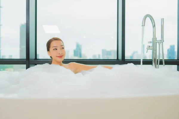 Portrait Belle Jeune Femme Asiatique Relax Sourire Loisirs Dans Baignoire — Photo