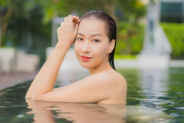 Retrato Bonito Jovem Asiático Mulher Relaxar Sorriso Redor Piscina Livre — Fotografia de Stock