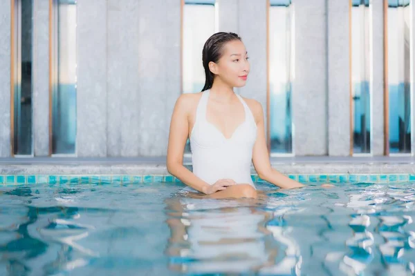 Retrato Bonito Jovem Asiático Mulher Relaxar Sorriso Torno Piscina Hotel — Fotografia de Stock