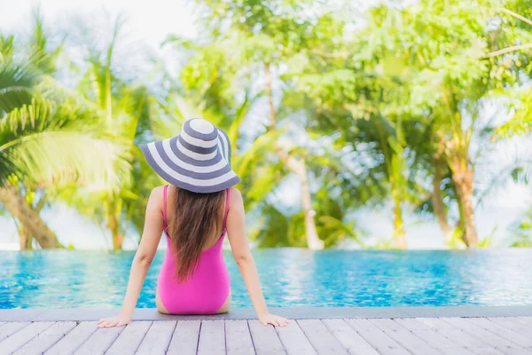 Retrato Hermosa Joven Mujer Asiática Sonrisa Relajarse Alrededor Piscina Aire — Foto de Stock