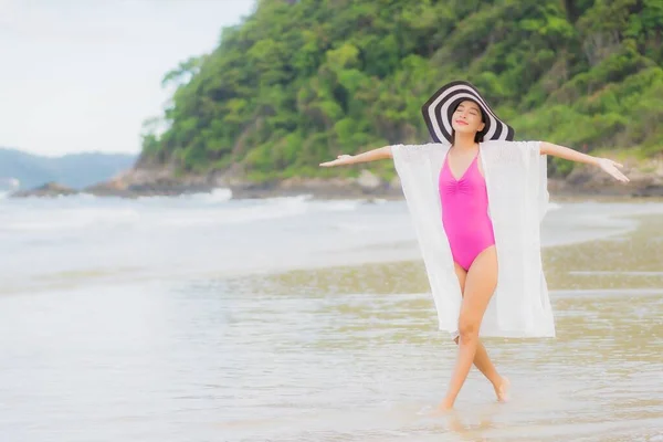 美丽的年轻亚洲女子在度假旅行中 在海滨大海边放松微笑 — 图库照片