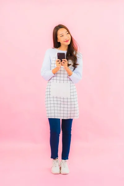 Gambar Wanita Asia Muda Yang Cantik Menggunakan Ponsel Pintar Dengan — Stok Foto