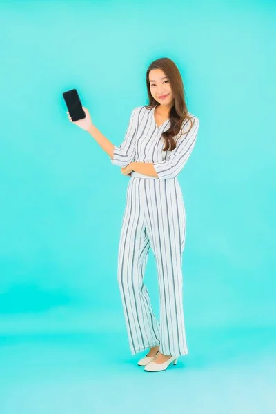 Retrato Hermosa Joven Asiática Mujer Uso Inteligente Teléfono Móvil Sobre — Foto de Stock