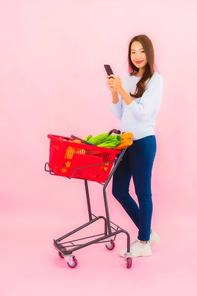 Portrét Krásná Mladá Asijská Žena Ovocem Zeleniny Potravin Košíku Růžové — Stock fotografie