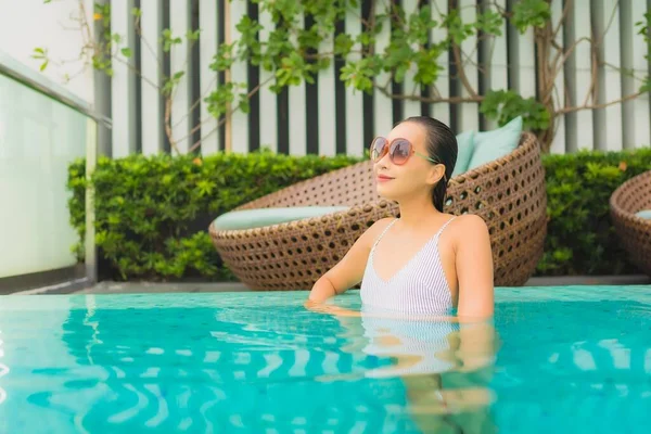 ポートレート美しい若いアジアの女性は旅行休暇のためのホテルリゾートで屋外スイミングプールの周りのレジャーをリラックス — ストック写真