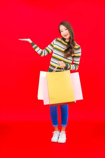 Retrato Hermosa Joven Mujer Asiática Con Colorido Bolso Compras Tarjeta — Foto de Stock
