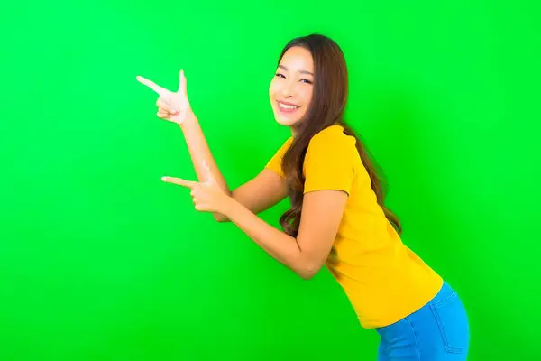 Portrét Krásná Mladá Asijská Žena Úsměv Akcí Zeleném Izolovaném Pozadí — Stock fotografie