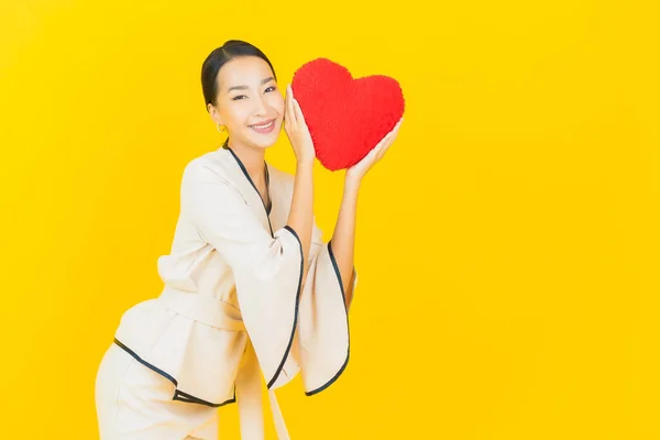 Retrato Hermosa Joven Negocio Asiático Mujer Con Corazón Almohada Forma — Foto de Stock