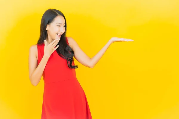 Portret Mooie Jonge Aziatische Vrouw Dragen Rode Jurk Glimlach Met — Stockfoto