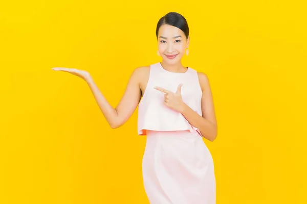Πορτρέτο Όμορφη Νεαρή Ασιατική Γυναίκα Χαμόγελο Δράση Κίτρινο Χρώμα Φόντο — Φωτογραφία Αρχείου