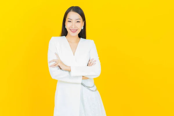 Portret Mooie Jonge Aziatische Vrouw Glimlach Met Actie Kleur Achtergrond — Stockfoto