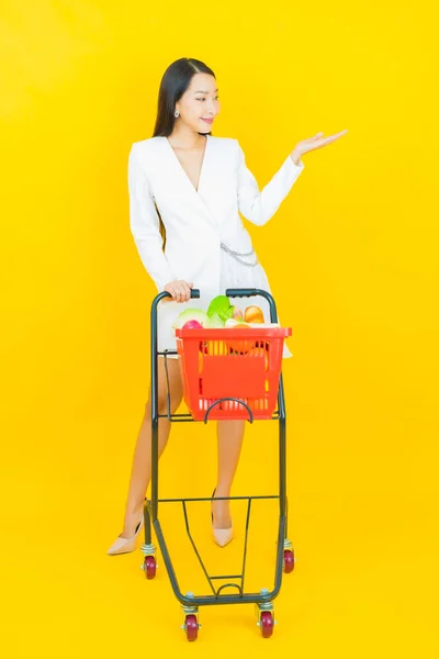 Retrato Hermosa Joven Asiática Mujer Sonrisa Con Cesta Supermercado Color — Foto de Stock