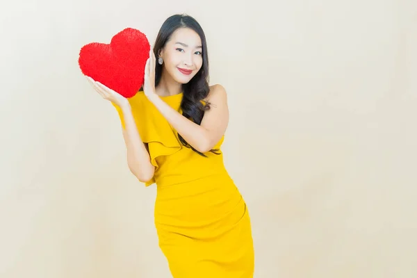 Πορτρέτο Όμορφη Νεαρή Ασιατική Γυναίκα Χαμόγελο Σχήμα Μαξιλαριού Καρδιάς Στο — Φωτογραφία Αρχείου