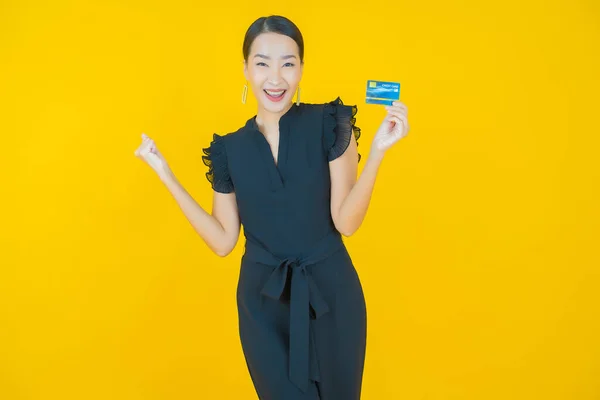 Retrato Bonito Jovem Asiático Mulher Sorriso Com Cartão Crédito Sobre — Fotografia de Stock