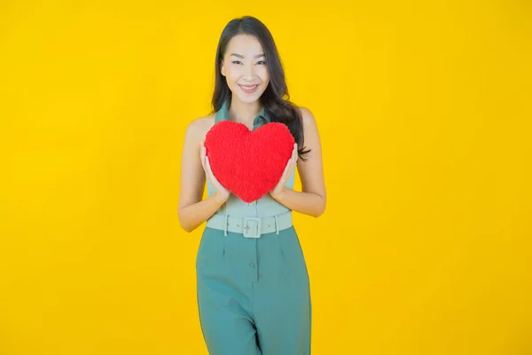 Retrato Bonito Jovem Asiático Mulher Sorriso Com Coração Travesseiro Forma — Fotografia de Stock