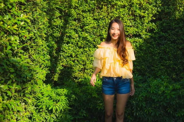 年轻的亚洲女人在户外自然花园的景色下开心地笑着放松一下 — 图库照片
