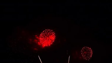 Gece gökyüzünde patlayan havai fişeklerin yakın çekim görüntüleri.