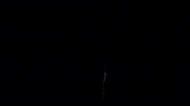 Gece gökyüzünde patlayan havai fişeklerin yakın çekim görüntüleri.