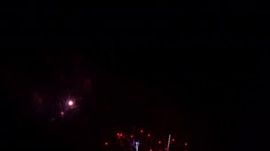 Gece gökyüzünde patlayan havai fişeklerin yakın çekim görüntüleri.