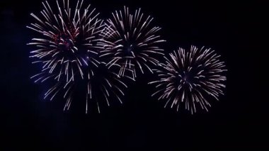 Gece gökyüzünde patlayan havai fişeklerin yakın çekim görüntüleri.