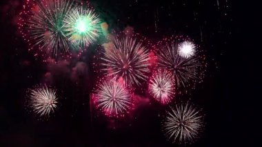 Gece gökyüzünde patlayan havai fişeklerin yakın çekim görüntüleri.